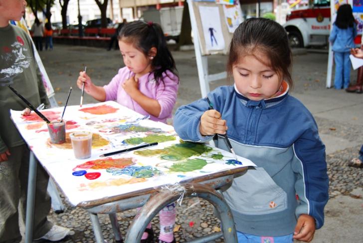 children-playing-with-colors