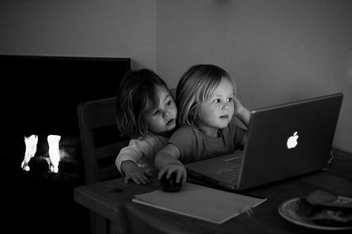 children-using-laptop