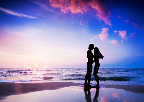 cuople at a beach, how to know if you are in love